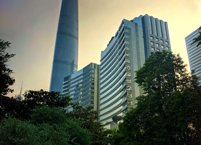 广东佛山地产大亨：白手起家创业，身价百亿积极做慈善