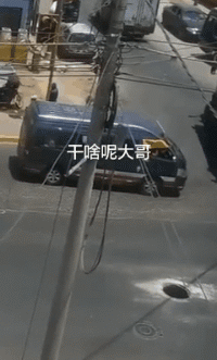 搞笑动图图片：太TM的尴尬了，突然忘记怎么哭了！