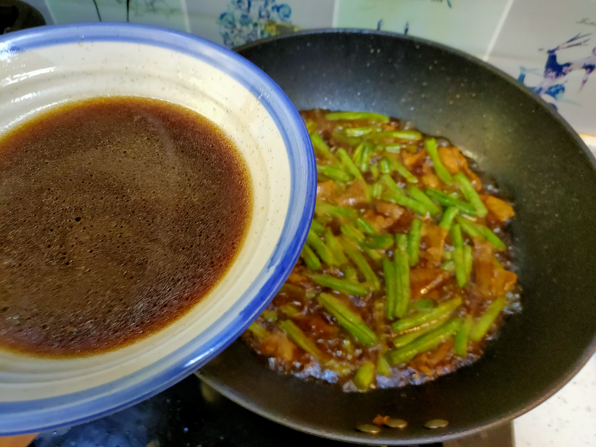 豆角焖面怎么做才好吃？掌握几个技巧，面条劲道不粘连、喷香入味