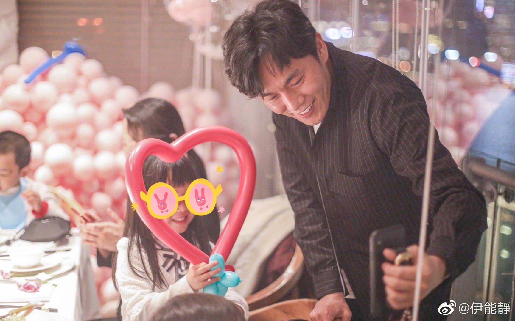 伊能靜開慶生派對，眾好友面前秀恩愛秦昊羞紅臉，女兒現場製賀卡