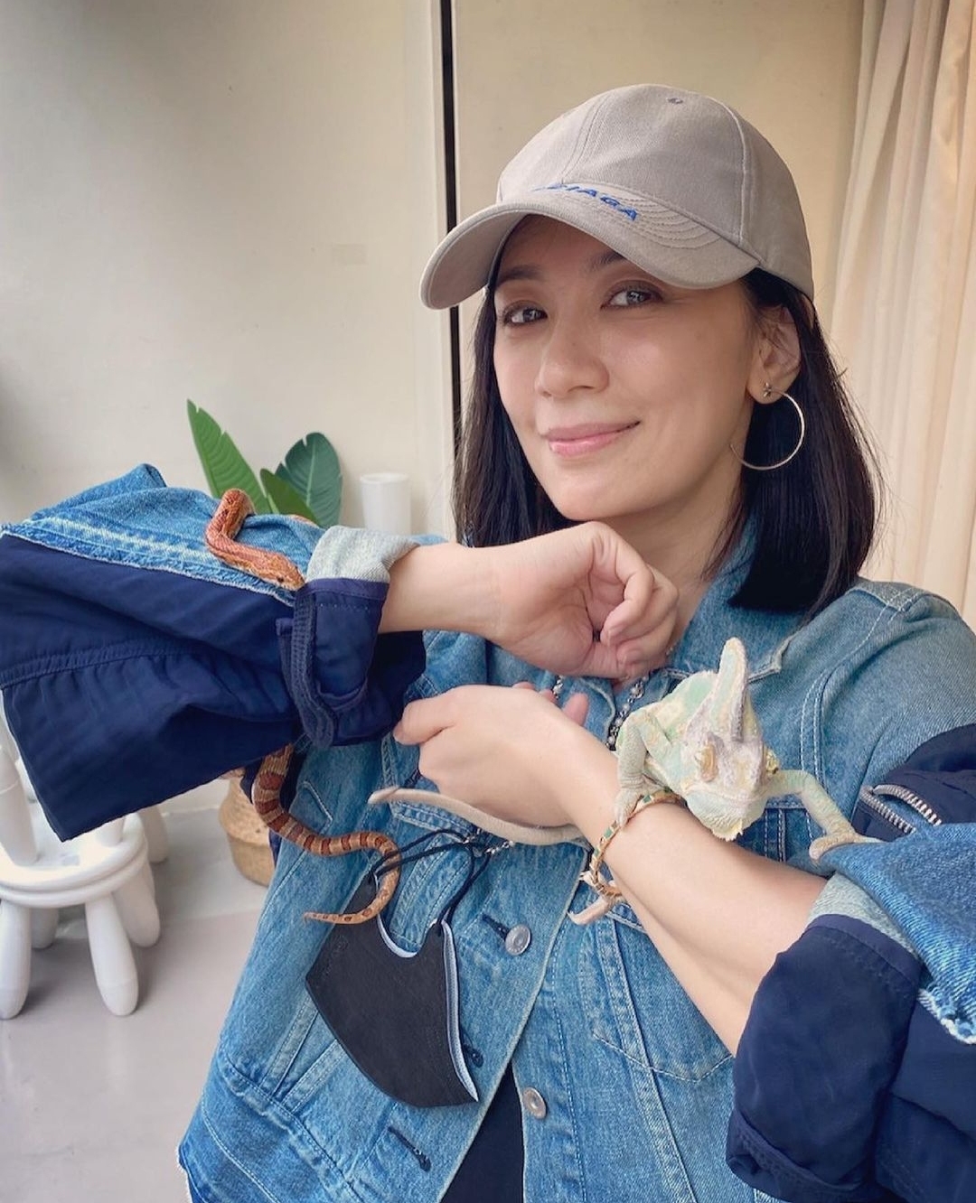 賈靜雯曬咘咘在脖子上掛兩條蛇人美膽大，女漢子波妞卻不淡定了