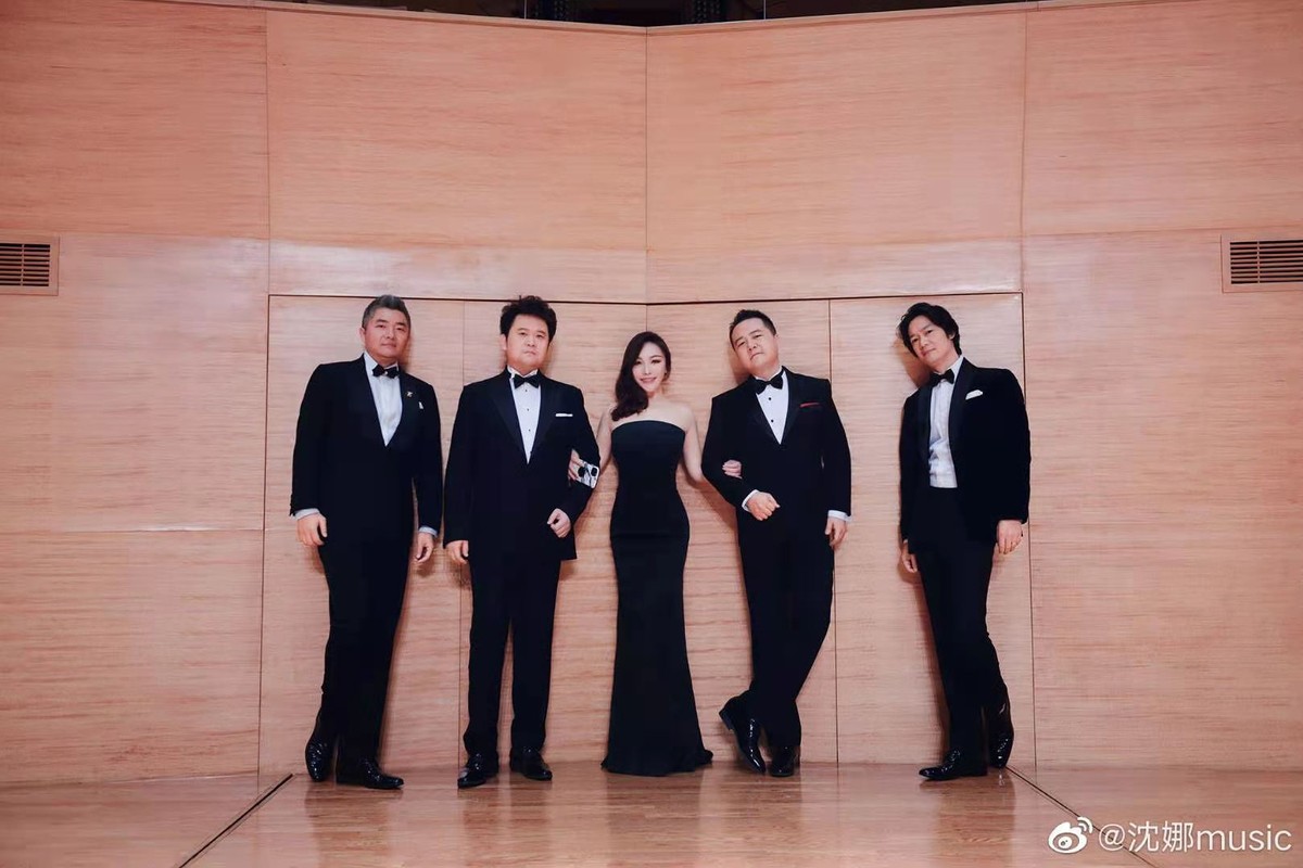 沈腾亲姐晒近照，巴掌脸配S曲线身材火辣，和弟弟同框像两代人？