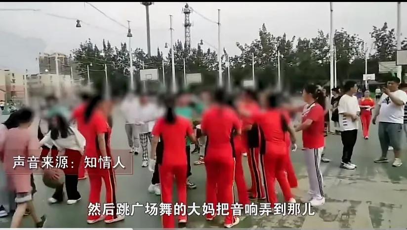 大妈们组团抢占篮球场，扔了小孩的篮球还动手，市民：太不像话