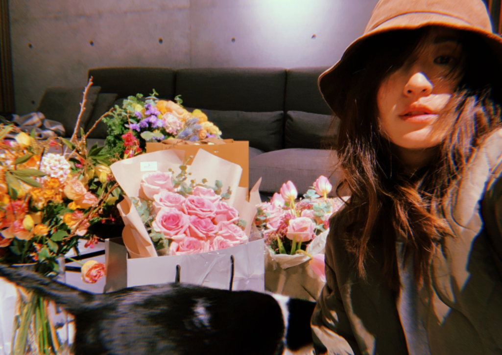 柯佳嬿曬慶生照，與賈靜雯蹲吃蛋糕接地氣，曾之喬發文送祝福