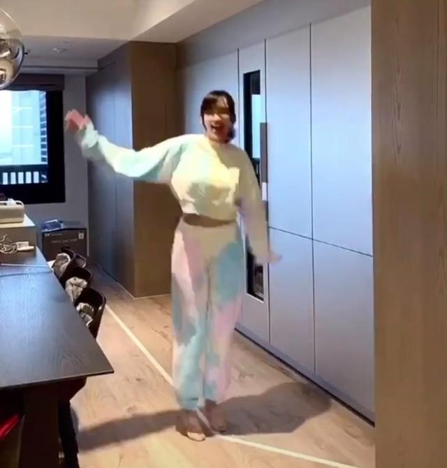 林志颖上亿豪宅有多豪？客厅摆法拉利做装饰，