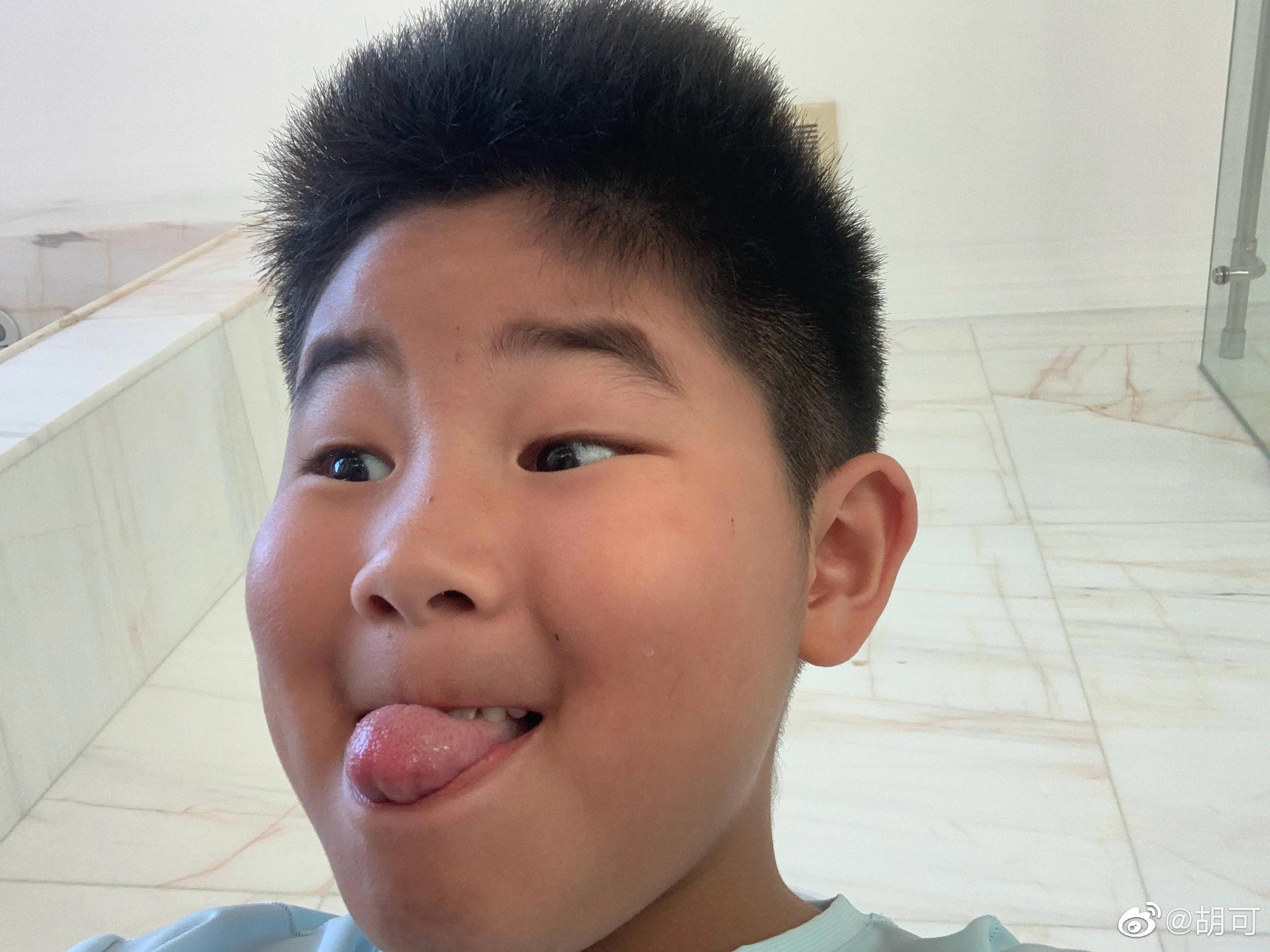 胡可晒全家福为二儿子庆生，7岁小鱼儿获家人献吻表情搞笑