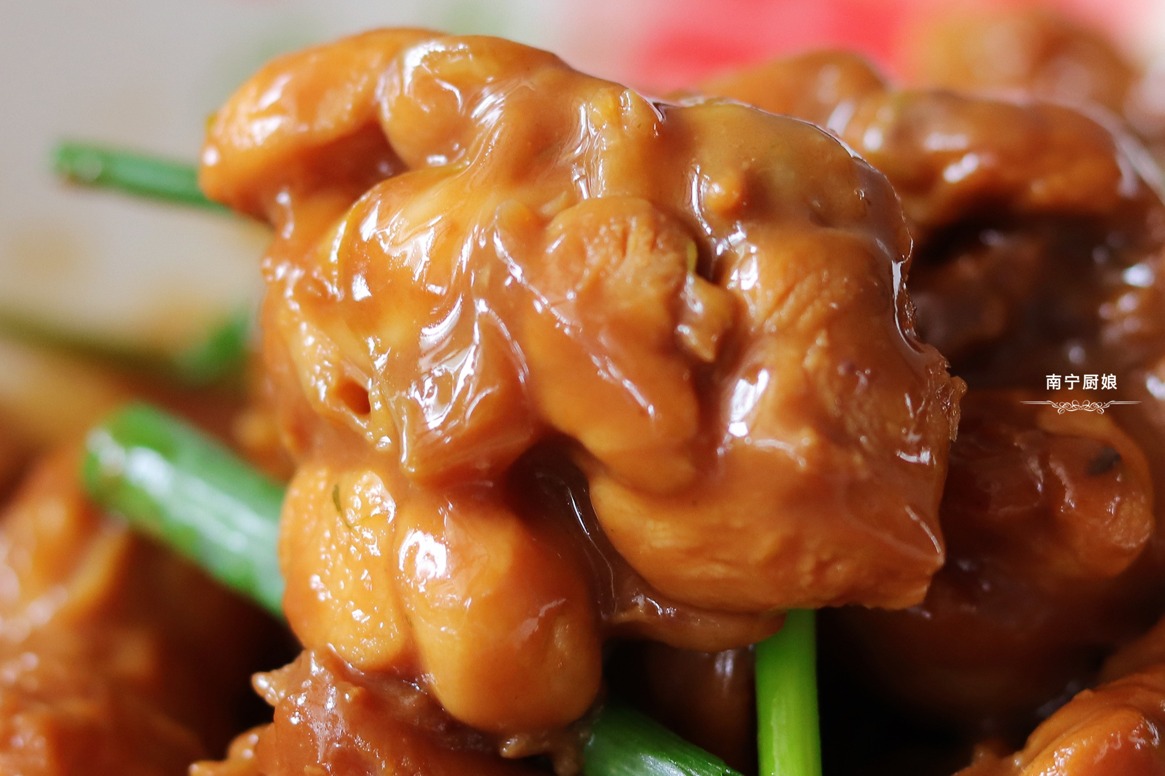 把4个鸡腿丢进锅里简单一焖，出锅变美味，一个人吃完一锅不过瘾