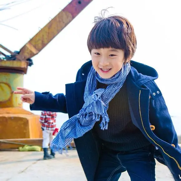 13岁天天与张亮同框，身高接近1米8，穿西服颜值