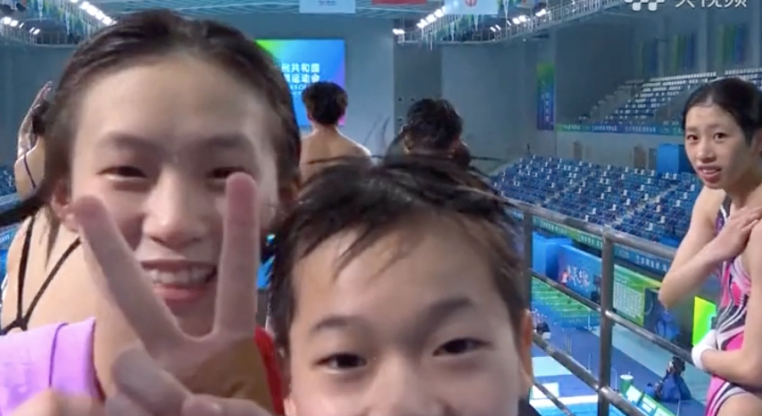 可爱又调皮！全红蝉冲到镜头前连做两个动作 没绷住自己拍手大笑