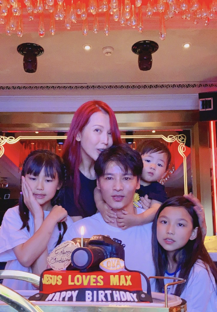 陈法蓉与洪欣母子为48岁蔡少芬庆生，张晋搂老婆入怀，甜蜜秀恩爱