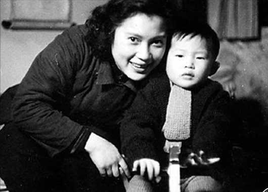 秦怡传：1婚被强迫，2婚被亲妹插足，16岁儿子患病照顾瘫夫20年