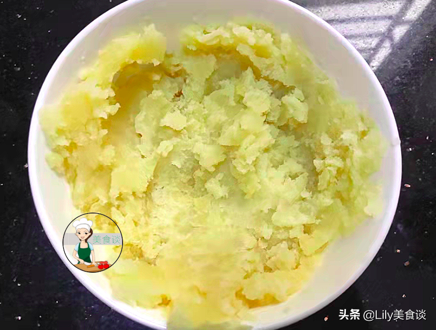 秋天，这菜三天两头必做，蒸熟淋酱汁，不放肉也香，秋天吃特养人