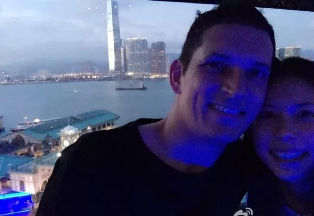 50岁莫文蔚朗诵英文诗致敬白衣天使，网友：不会中文吗？