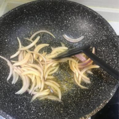 紧实的牛肉搭配嫩滑的豆腐，满满一锅汤，暖心又暖胃