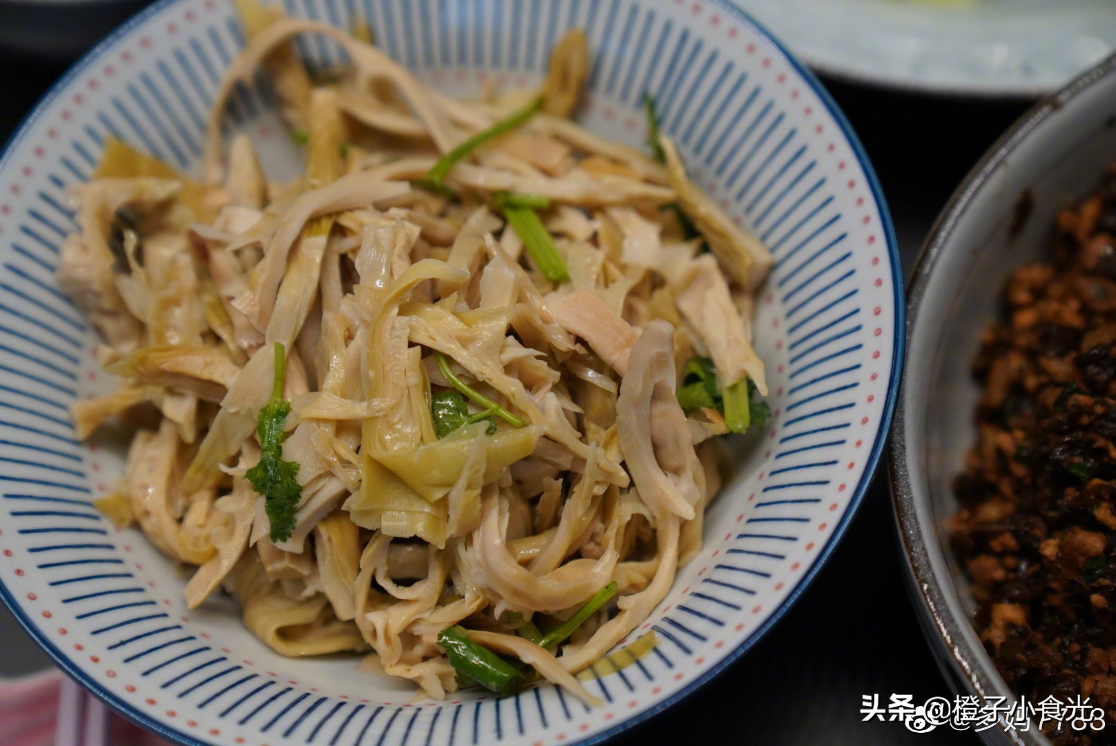 黃磊家的晚飯，吃涼面都這么“豪橫”，網(wǎng)友：吃出滿漢全席的感覺