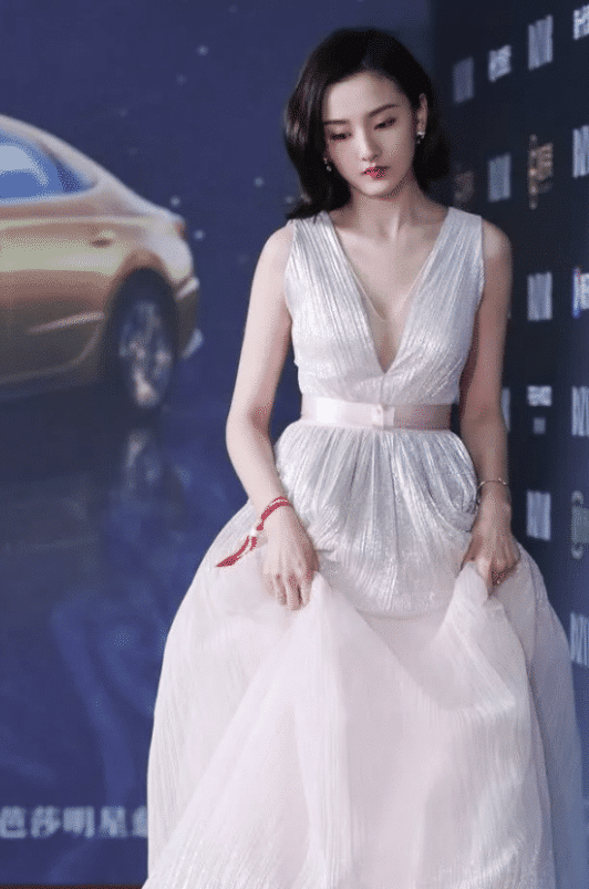 有种“发育过猛”叫宋祖儿，看清深V礼服效果，