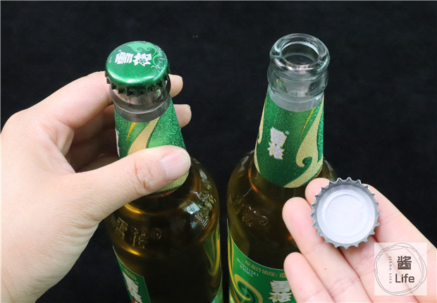 今天才知道，开啤酒瓶盖真简单，用手就能拧开瓶盖，方法一学就会