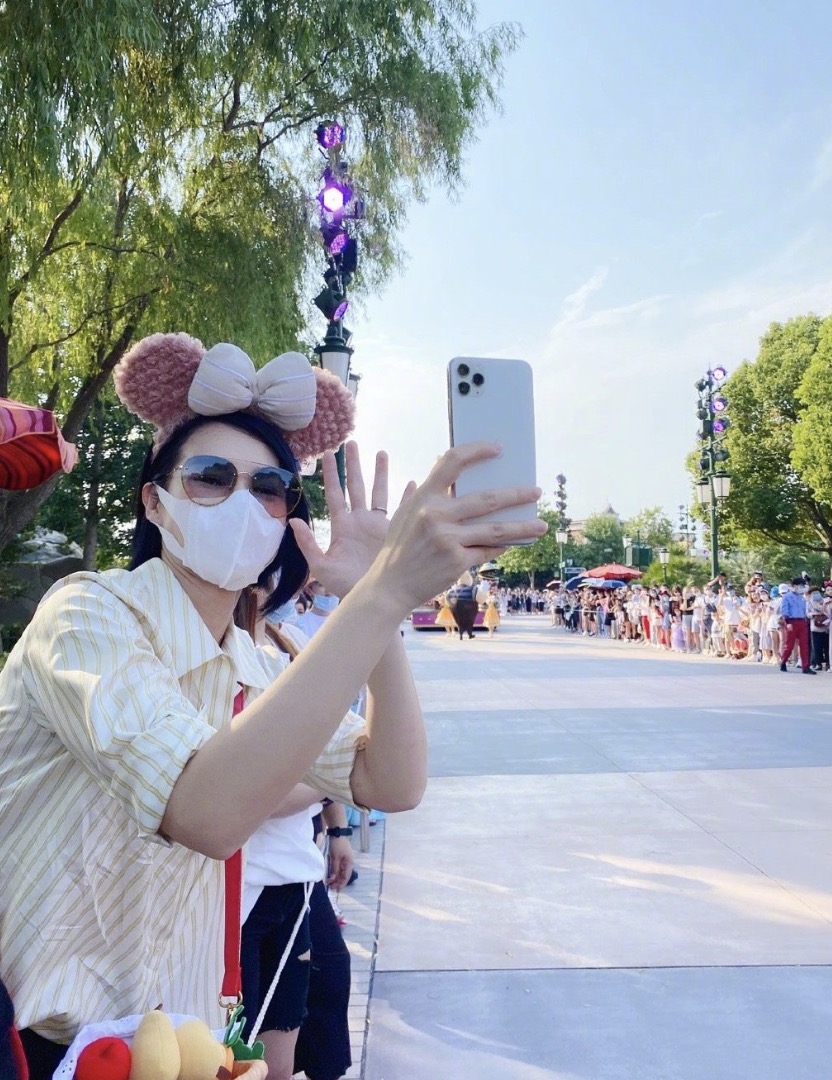 胡杏儿带娃打卡迪士尼，戴发箍凹造型少女感十足，儿子乖巧呆萌