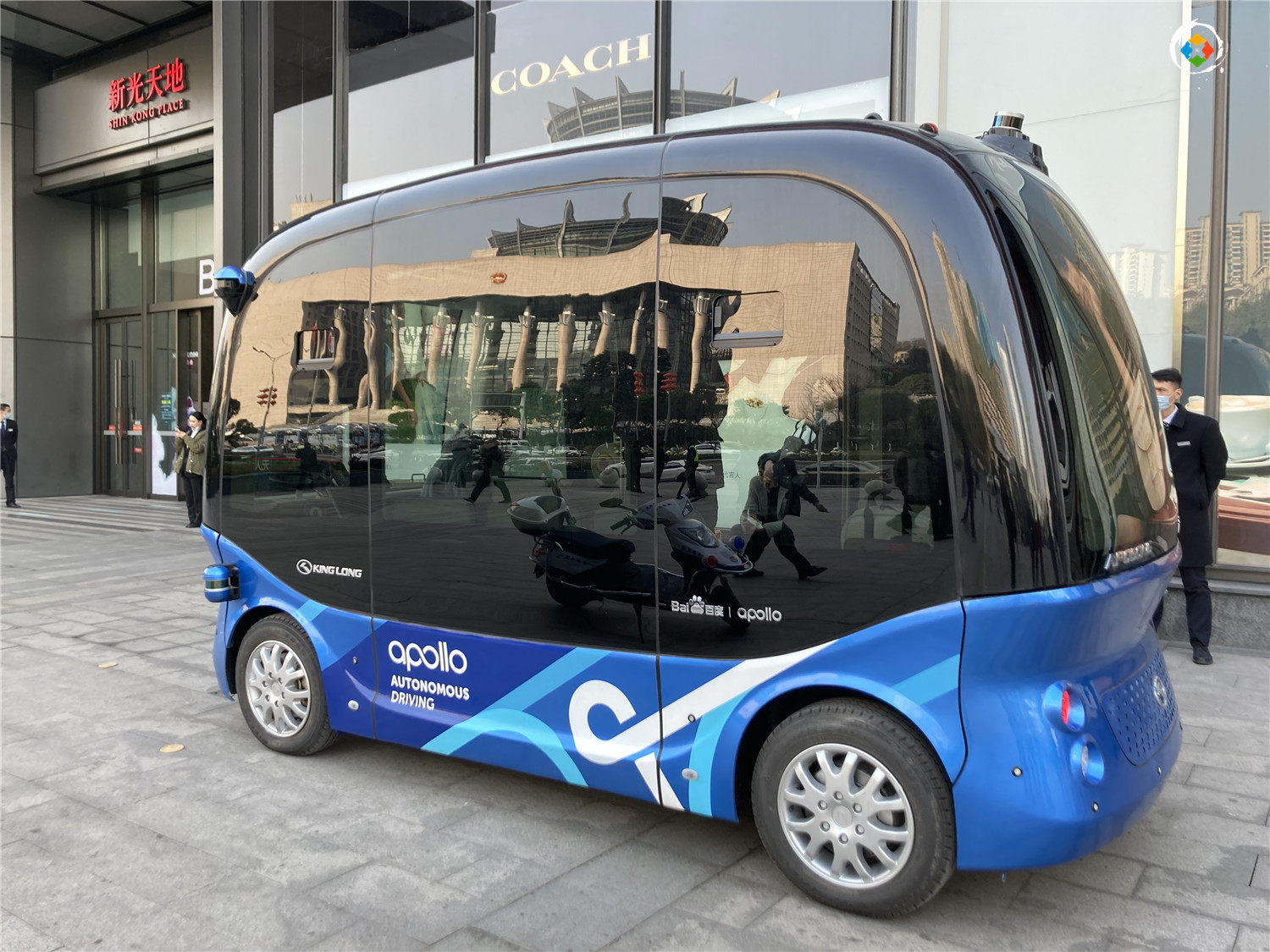 全球首个商圈无人车项目落地重庆，可乘坐14人，春节与大家见面
