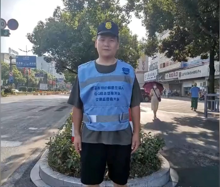 一个非洲黑人小孩，出现在中国一处偏远山村里，好心奶奶收养了他