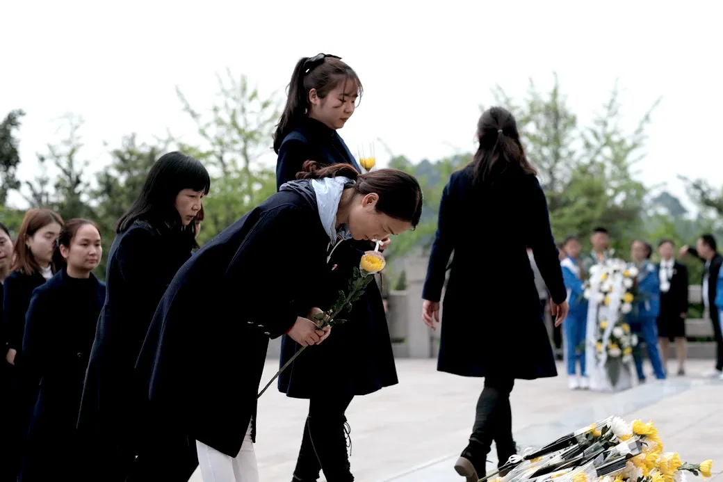 天府新区华阳幼儿园及第十二幼儿园清明节祭扫革命烈士陵园活动