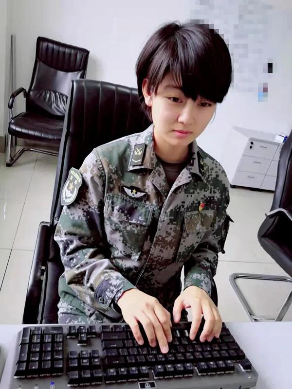 女兵入伍前后变化太大！网友：不一样的美，限