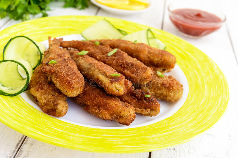 炸小魚時，不要只會加麵粉，教你正確的方法，又酥又脆味道香