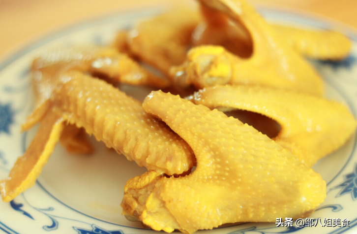 在家做道盐焗鸡翅，金黄诱人，皮滑肉嫩，有电饭锅就行，教您做法