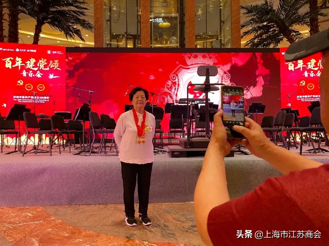 百人齐唱颂歌、三代同台共贺！上海环球港金色大厅奏响红色乐章