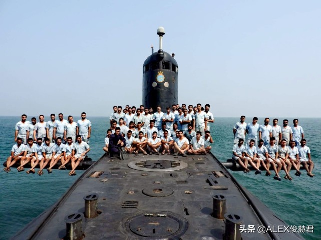 印度海军玩“花活”：潜艇全员出来拍合影，有