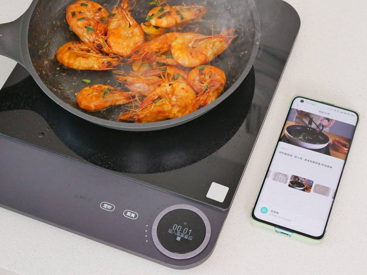 小米做出市面上最薄的電磁爐？厚度只有 2 厘米，還可以教人做菜