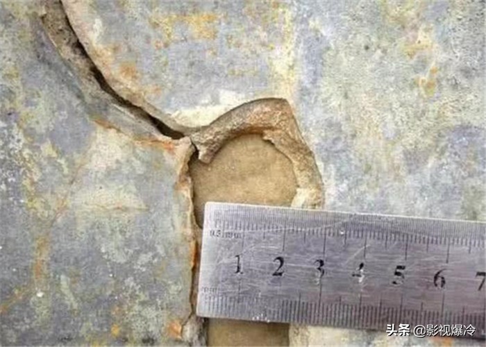 苏联飞行员已失踪77年，今“重见天日”，胸口却