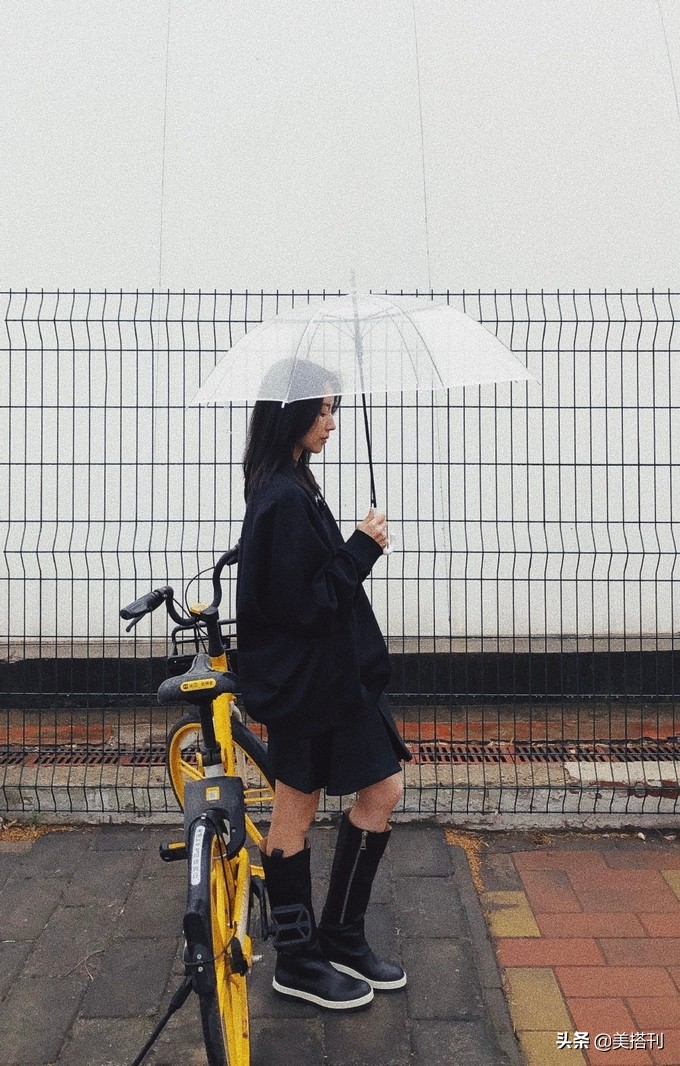 董洁周末晒最新私服 卫衣短裙配高筒靴又酷又美 气质身材都超好 美搭刊 Mdeditor