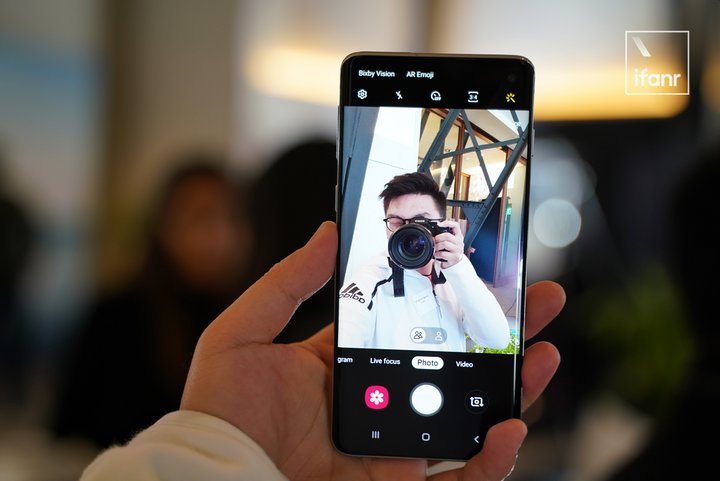 三星 Galaxy S10 首发体验：标杆旗舰有两种，三星属于后一种