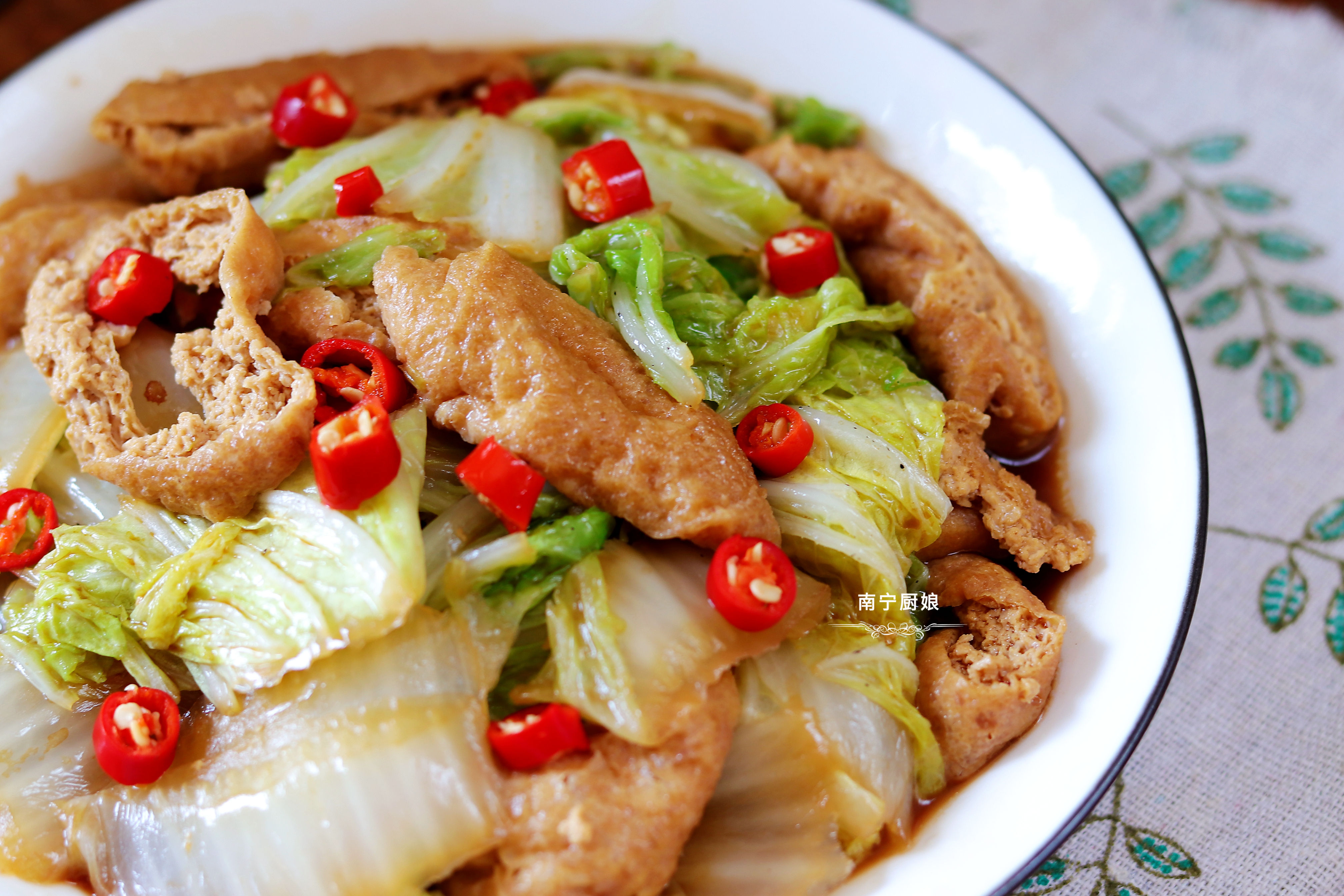 冷天把娃娃菜搭配油豆泡這樣做，入口鮮香超下飯，比吃肉還要過癮