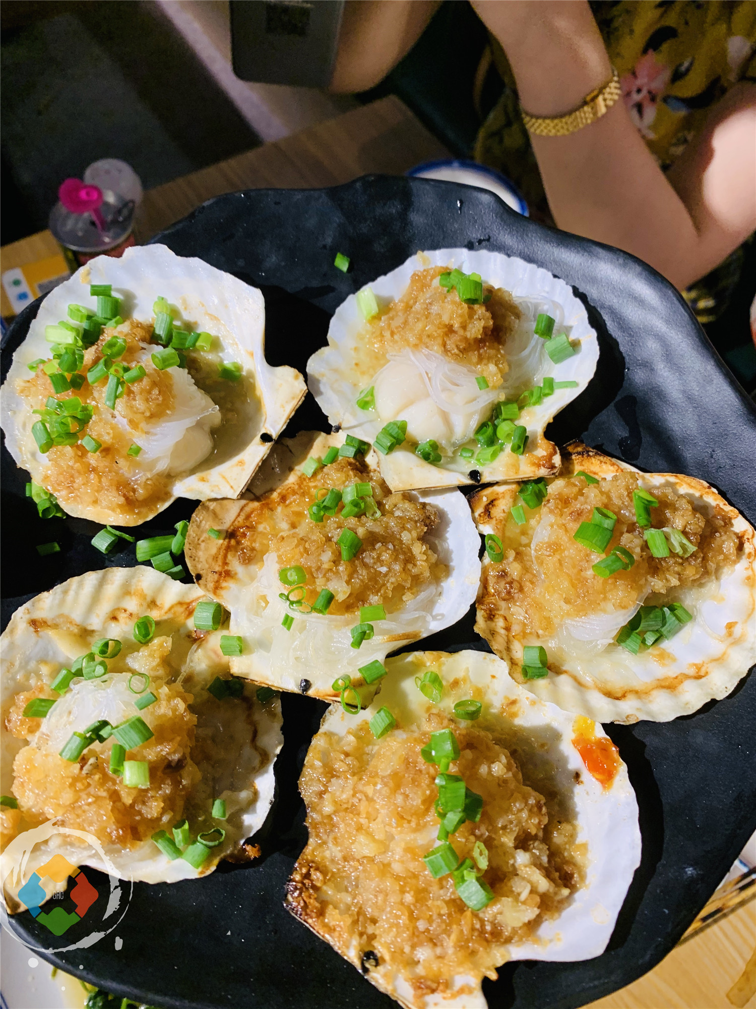 为什么重庆人要在大排档养生？一边吃着小龙虾生蚝，一边喝着热粥