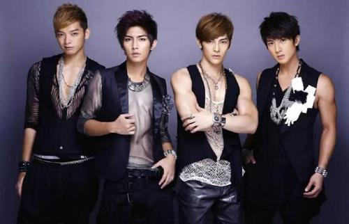 愚人节吃瓜真假难辨：2人官宣恋情，3人分手婚变