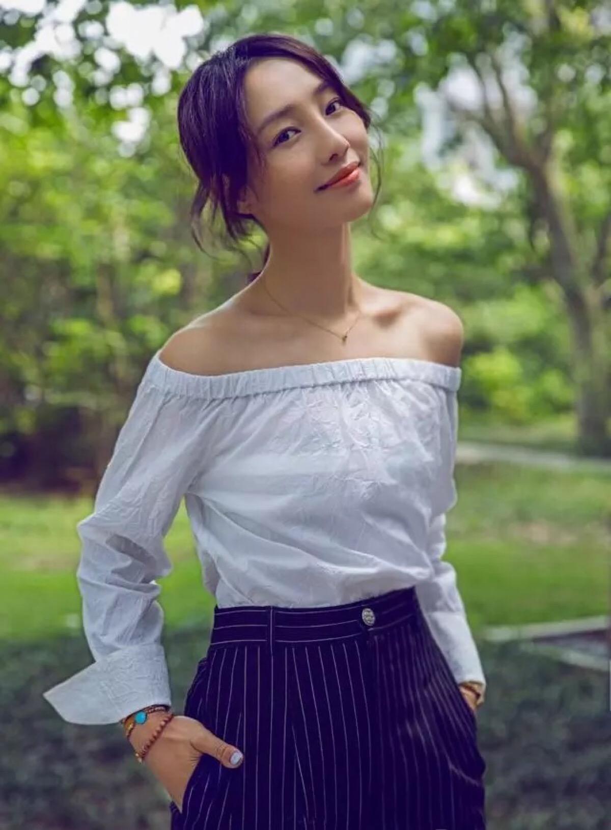 白百何再爆新恋情！深夜被神秘男子搂腰举止亲