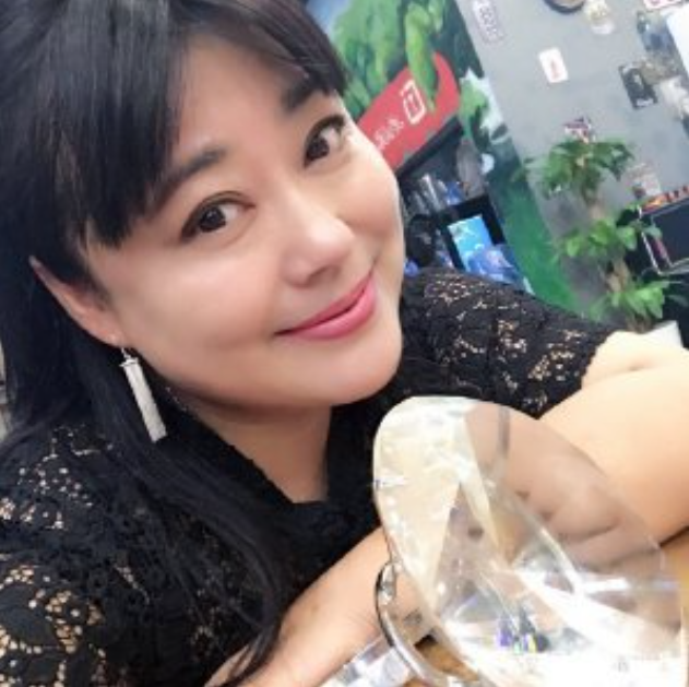 李菁菁：3段婚姻1個(gè)孩子，49歲嫁小21歲丈夫，因詐騙跌落神壇