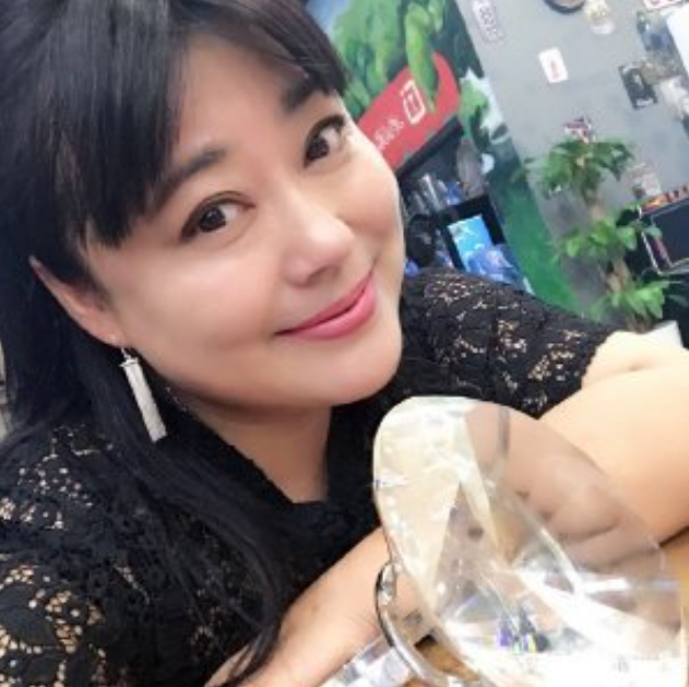 李菁菁：3段婚姻1個孩子，49歲嫁小21歲丈夫，因詐騙跌落神壇