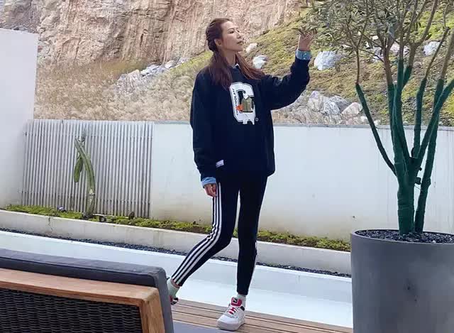 蔡少芬夫婦秀恩愛，毛衣上縫彩色小球好減齡，嫁張晉後越活越年輕