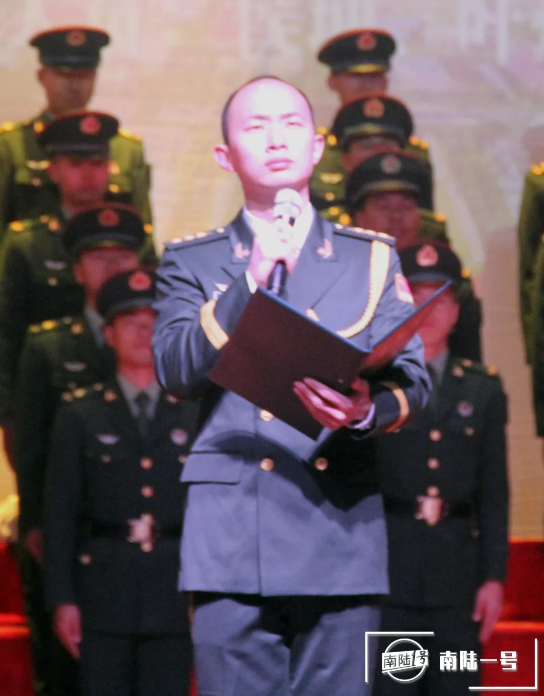 这事儿麻烦了，指导员娶了代理指导员，官儿一样大究竟听谁的？