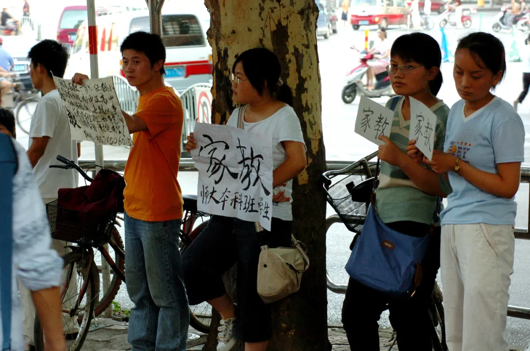 教培行业全军覆没，俞敏洪罕见落泪，让我想起一桩往事
