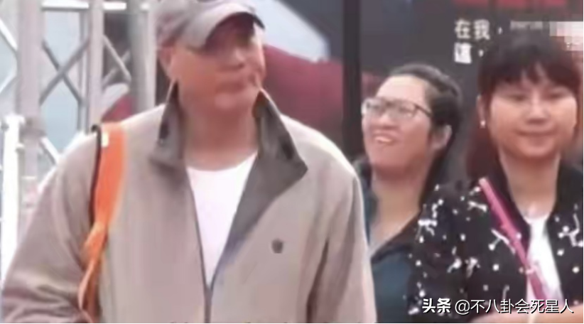 香港老艺人聚会，万梓良坐C位不停说话，70岁徐少强带私生子现身