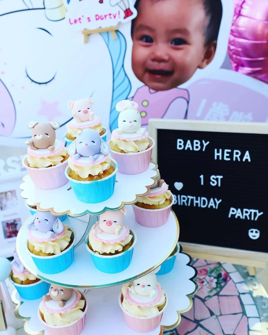 楊怡羅仲謙夫婦為女兒慶生，畫面溫馨有愛，1歲小珍珠可愛似爸爸