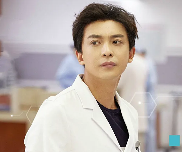 我没看错吧！李佳航回屋坐在沙发上时，电脑显