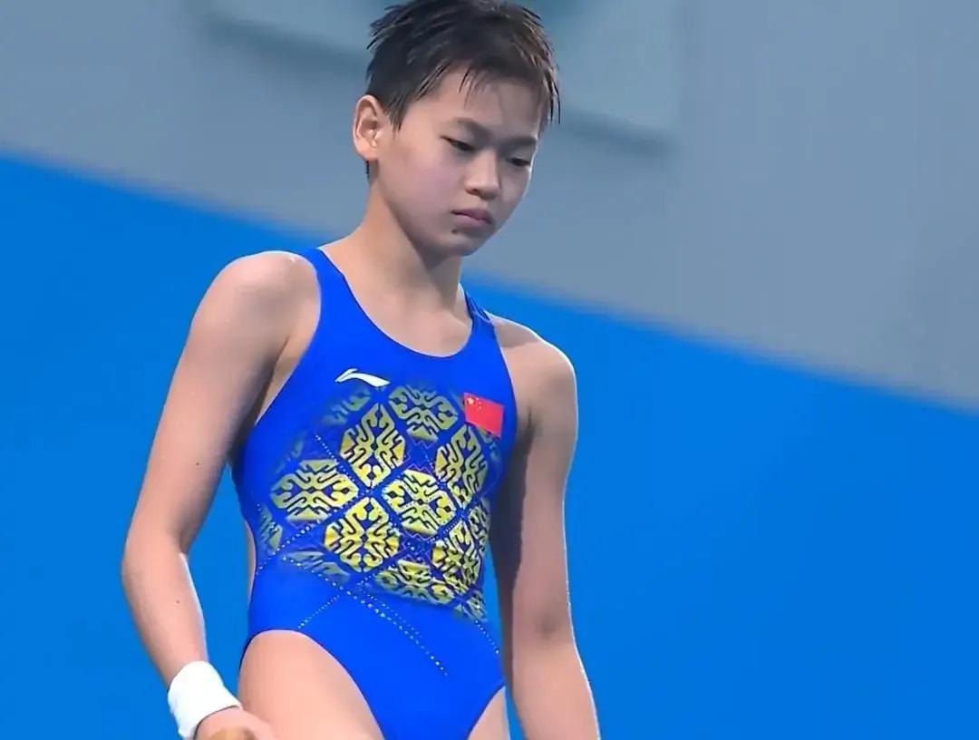全红婵为什么会驼背？幕后原因让人泪目，练抱膝被绑在器械上转圈