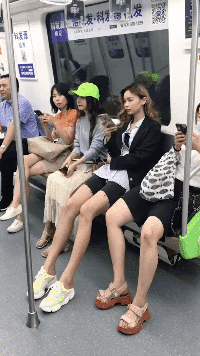 搞笑gif神评：非但不同情，甚至还觉得干得漂亮