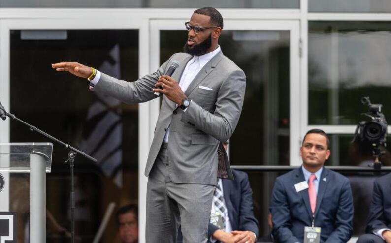 壓力山大！湖人贏球後，詹姆斯遇到糟心事，抗議者堵車要求他表態