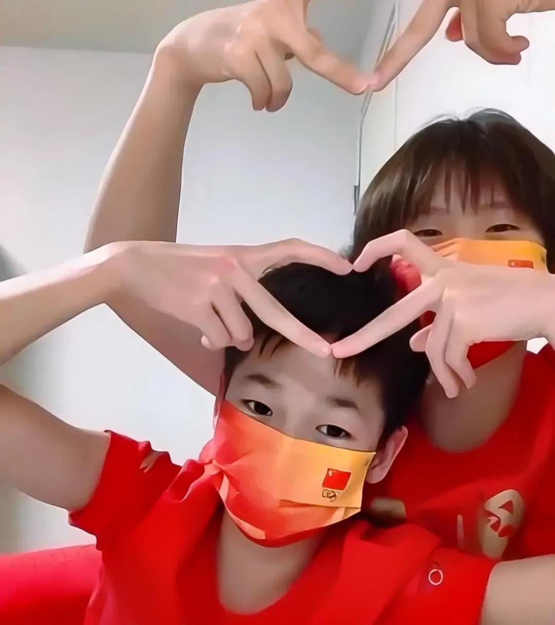 太可爱了！全红婵出现失误被何教练“眼神杀”，反应暖化网友的心